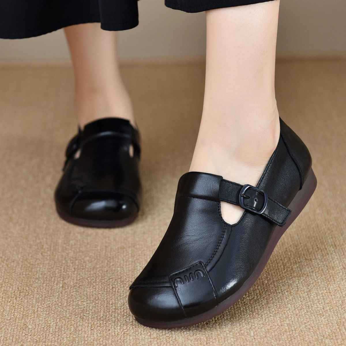 Bequeme flache Lederschuhe für Personen mittleren und höheren Alters.