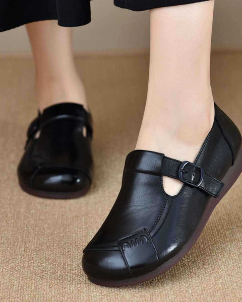 Bequeme flache Lederschuhe für Personen mittleren und höheren Alters.