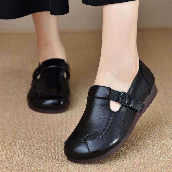 Bequeme flache Lederschuhe für Personen mittleren und höheren Alters.