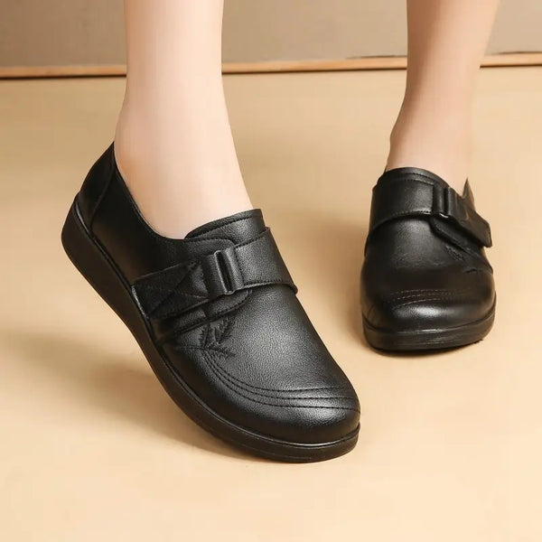 Atmungsaktive Lederschuhe für Menschen mittleren und höheren Alters.