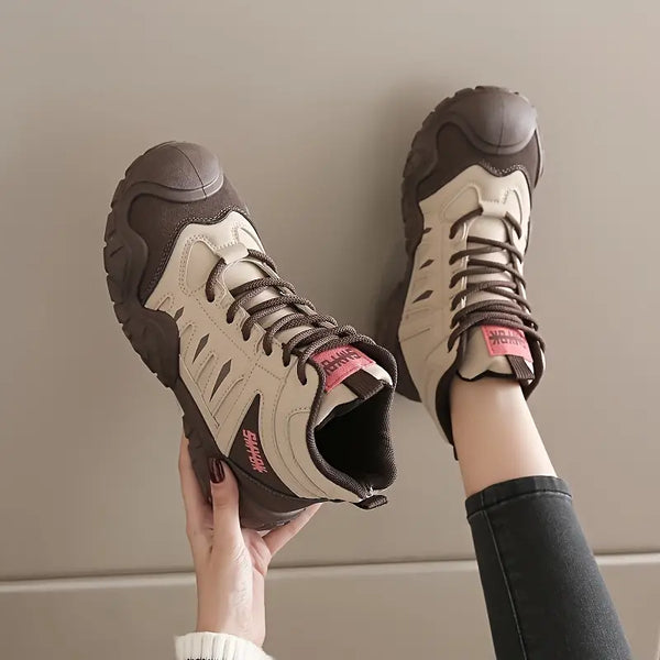 Freizeit- und Outdoorschuhe für Damen.