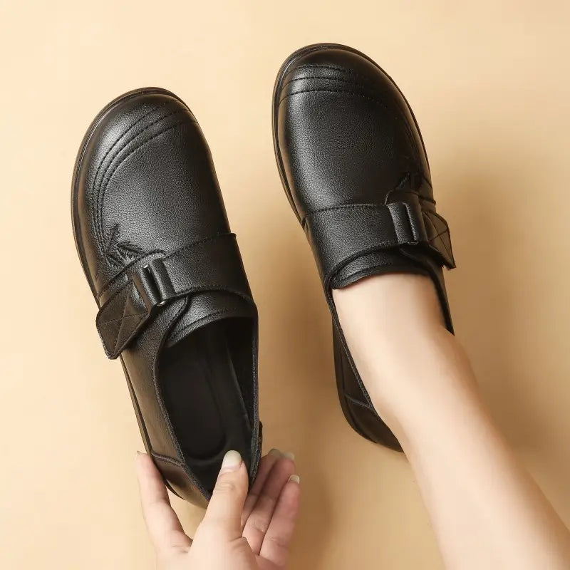 Atmungsaktive Lederschuhe für Menschen mittleren und höheren Alters.
