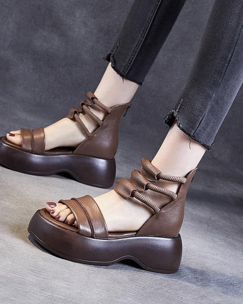 Sandalias de playa con punta abierta. 