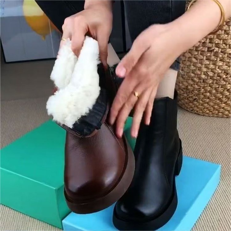 ein Paar einteilige Woll-Martinsstiefel