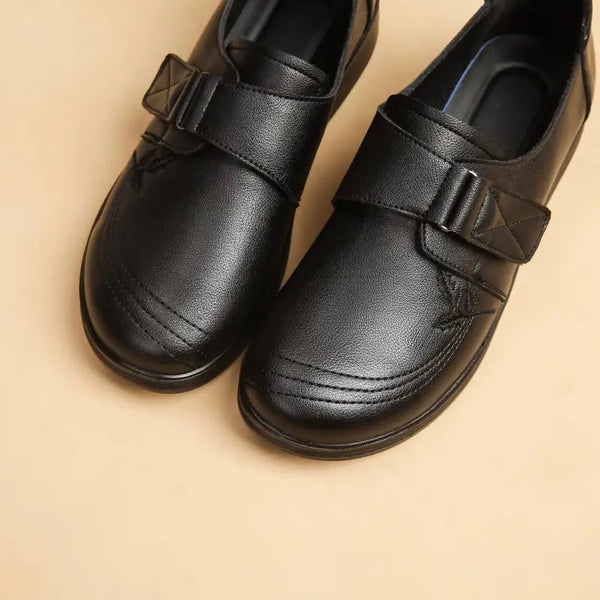 Atmungsaktive Lederschuhe für Menschen mittleren und höheren Alters.