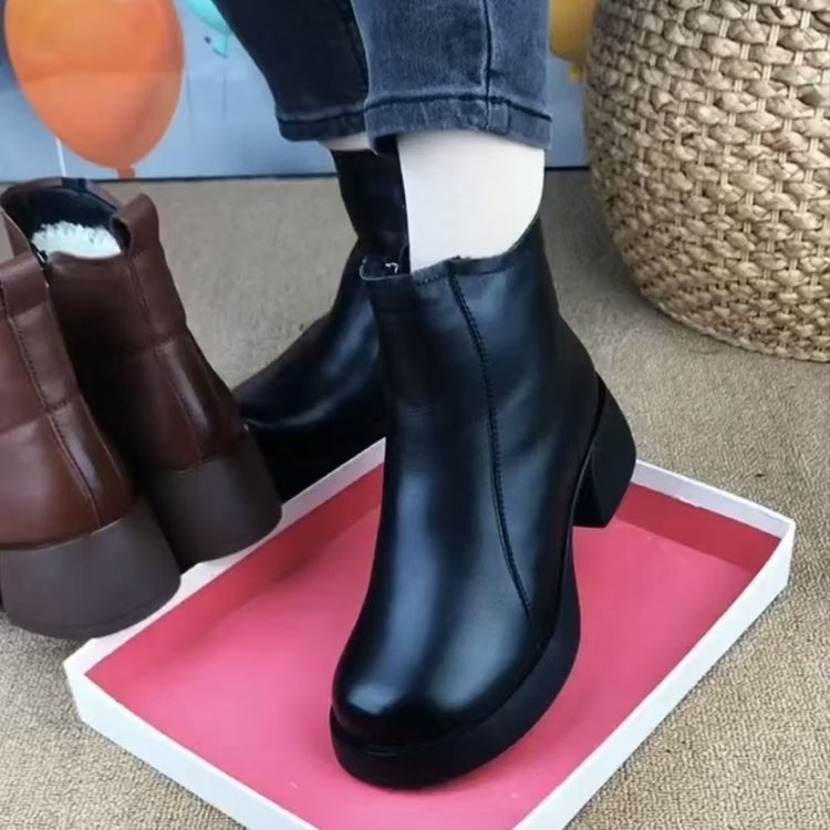 ein Paar einteilige Woll-Martinsstiefel