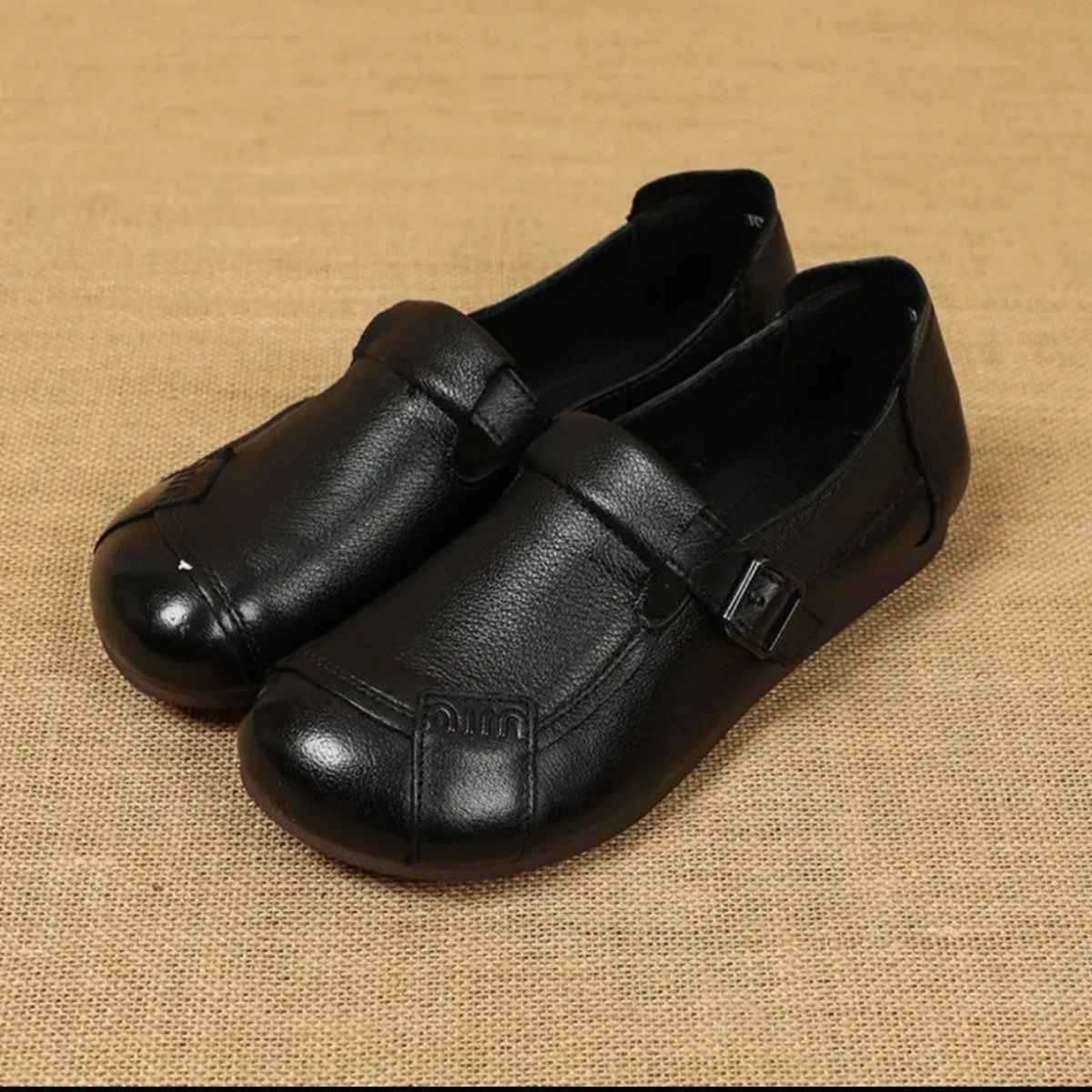 Bequeme flache Lederschuhe für Personen mittleren und höheren Alters.