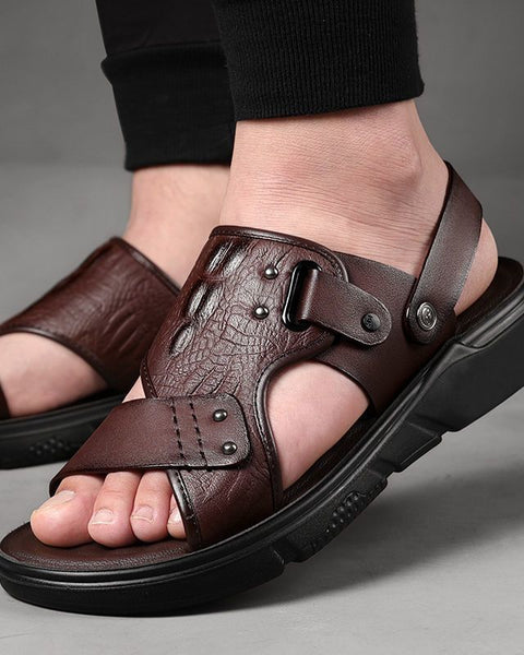 Sandalias de piel de cocodrilo de verano.