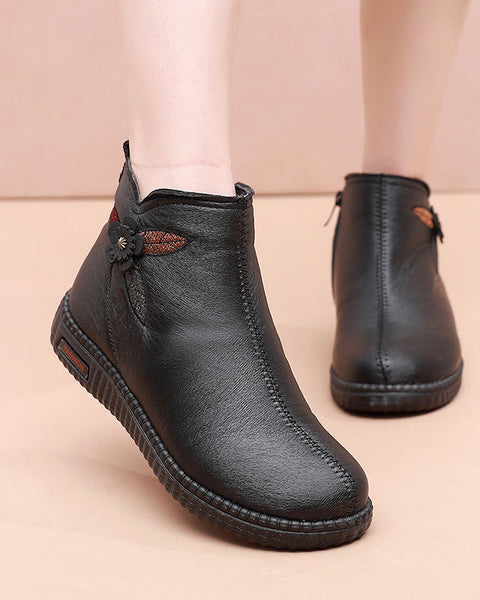 Weiche, flache Schuhe für ältere Menschen.
