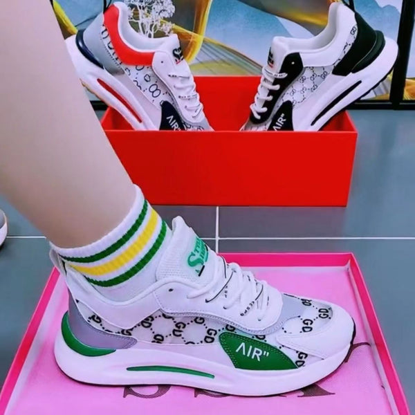 Neue atmungsaktive Sportschuhe