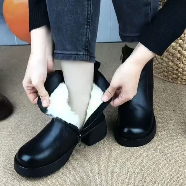 ein Paar einteilige Woll-Martinsstiefel