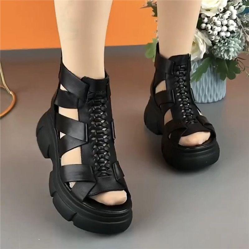 Neue Frühlings- und Sommersandalen.