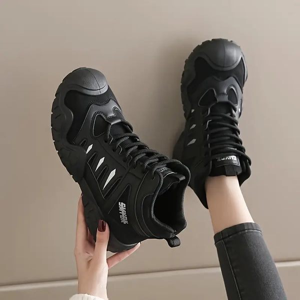 Freizeit- und Outdoorschuhe für Damen.