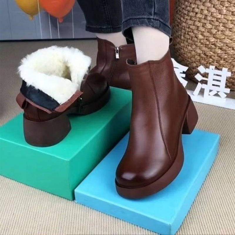 ein Paar einteilige Woll-Martinsstiefel