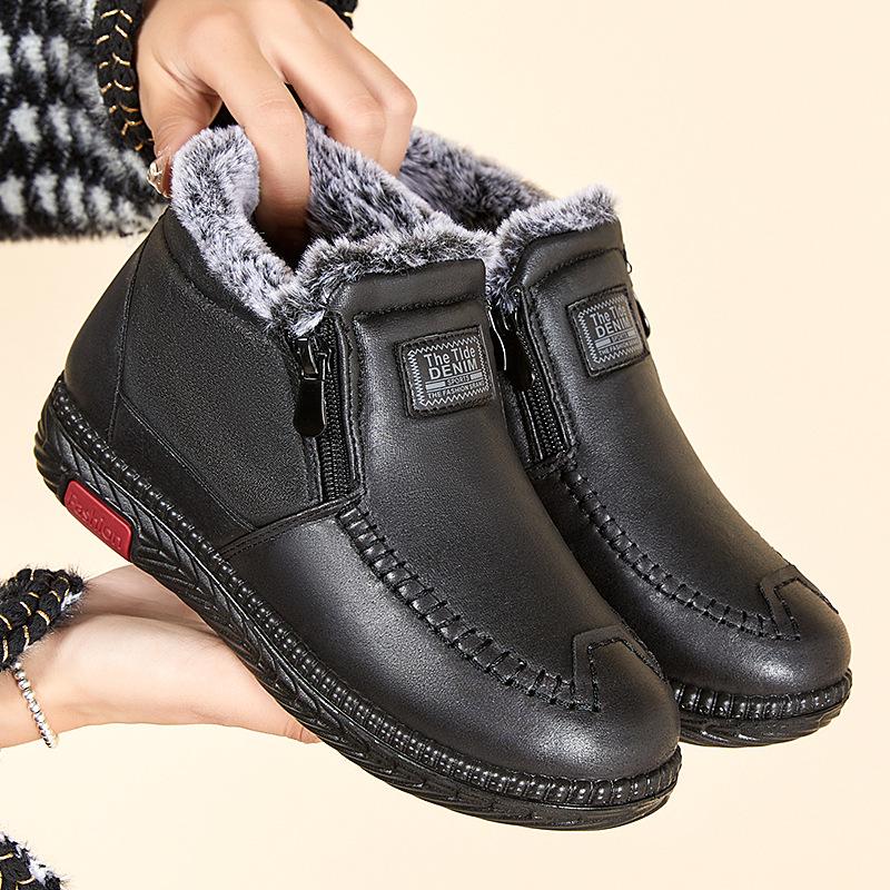 Neue warme, dick mit Wolle gefütterte Schuhe.
