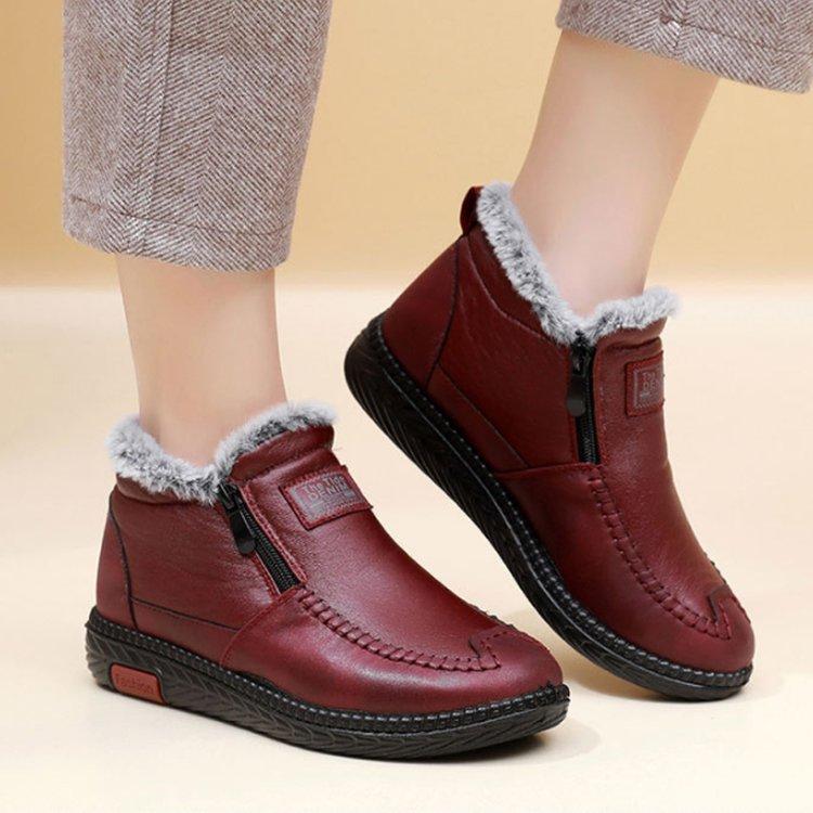 Neue warme, dick mit Wolle gefütterte Schuhe.