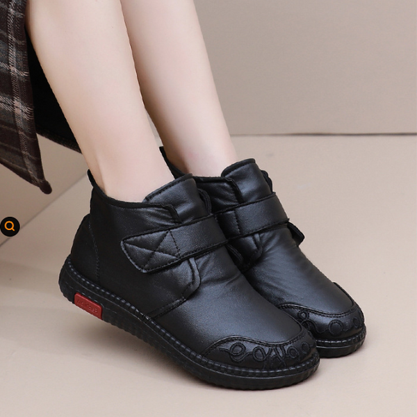 Winterliche, verdickte Mutterschuhe und Baumwollstiefel.