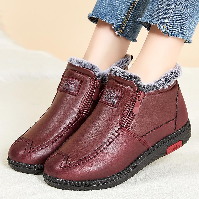 Neue warme, dick mit Wolle gefütterte Schuhe.