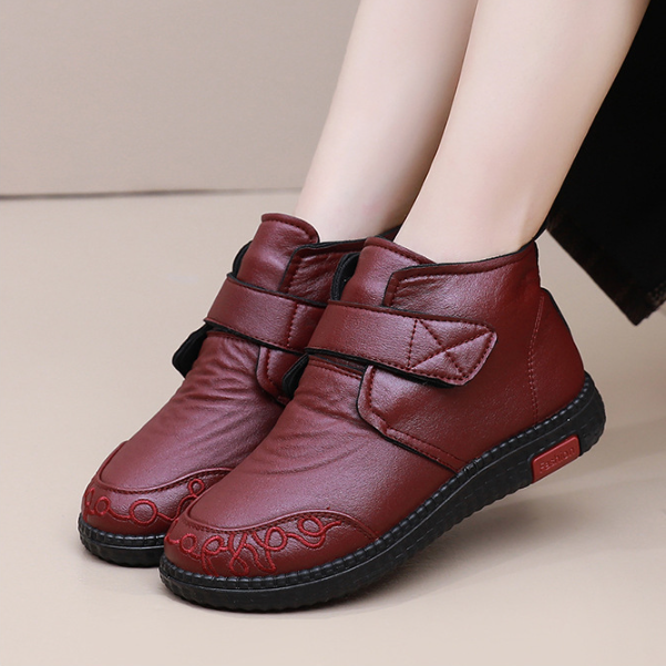 Winterliche, verdickte Mutterschuhe und Baumwollstiefel.