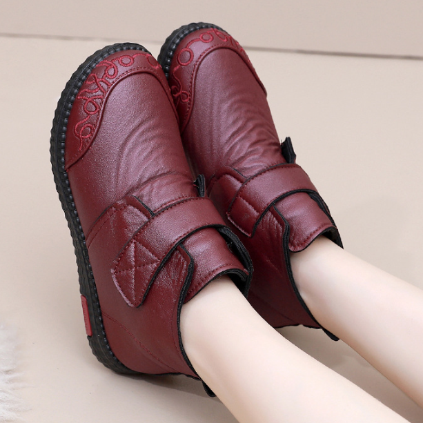 Winterliche, verdickte Mutterschuhe und Baumwollstiefel.