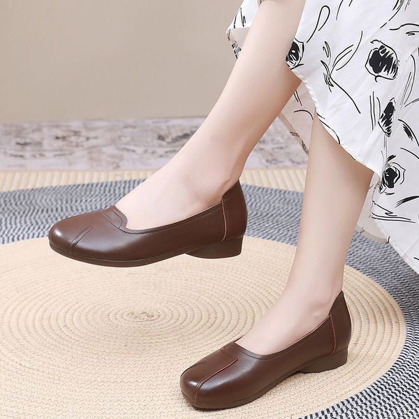 Bequeme Lederschuhe mit weicher Sohle und runder Spitze