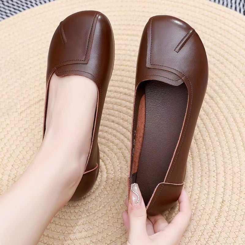 Bequeme Lederschuhe mit weicher Sohle und runder Spitze