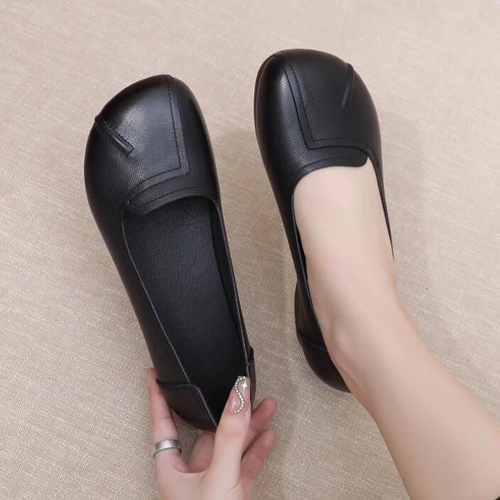 Bequeme Lederschuhe mit weicher Sohle und runder Spitze