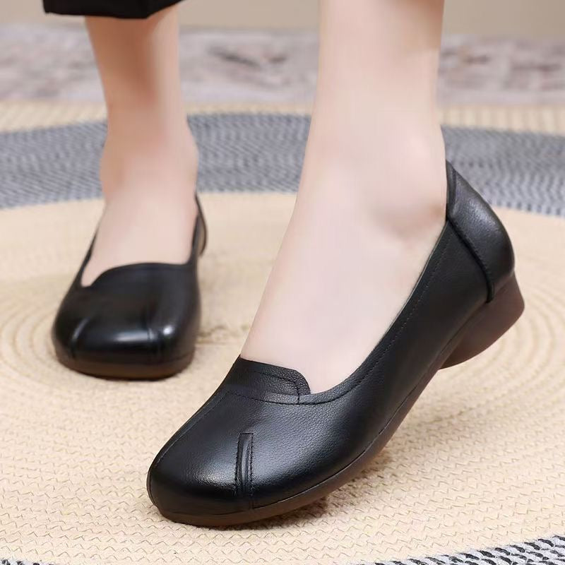 Bequeme Lederschuhe mit weicher Sohle und runder Spitze