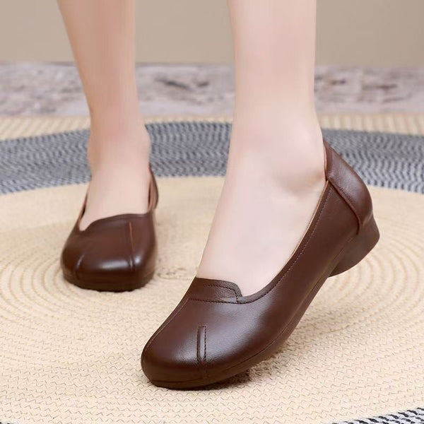 Bequeme Lederschuhe mit weicher Sohle und runder Spitze