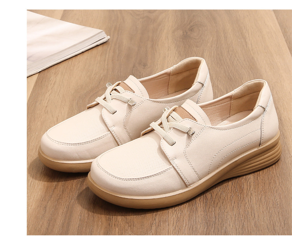 Leichte weiße Turnschuhe
