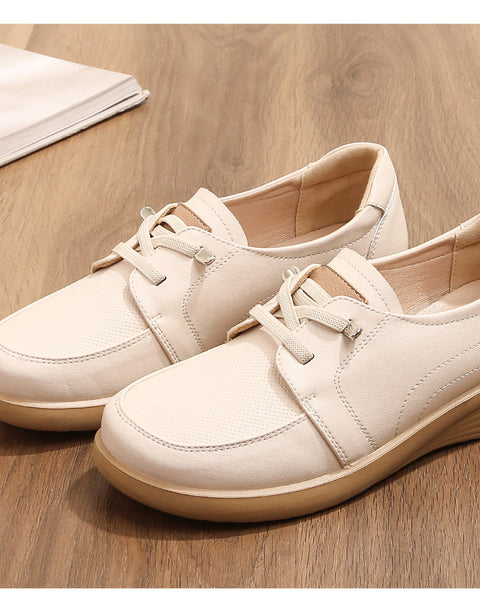 Leichte weiße Turnschuhe