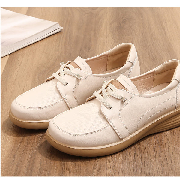 Leichte weiße Turnschuhe