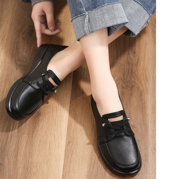 Leichte weiße Turnschuhe