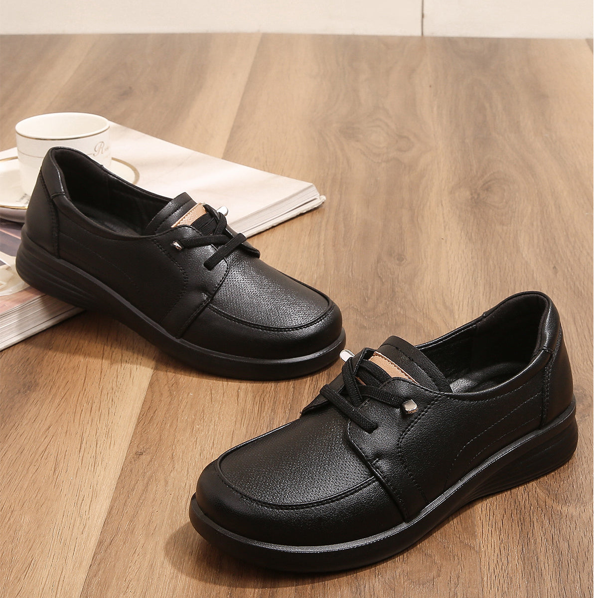 Leichte weiße Turnschuhe