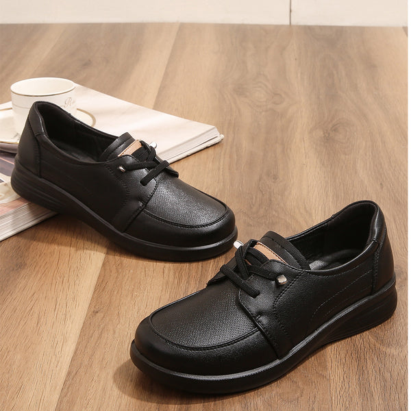 Leichte weiße Turnschuhe