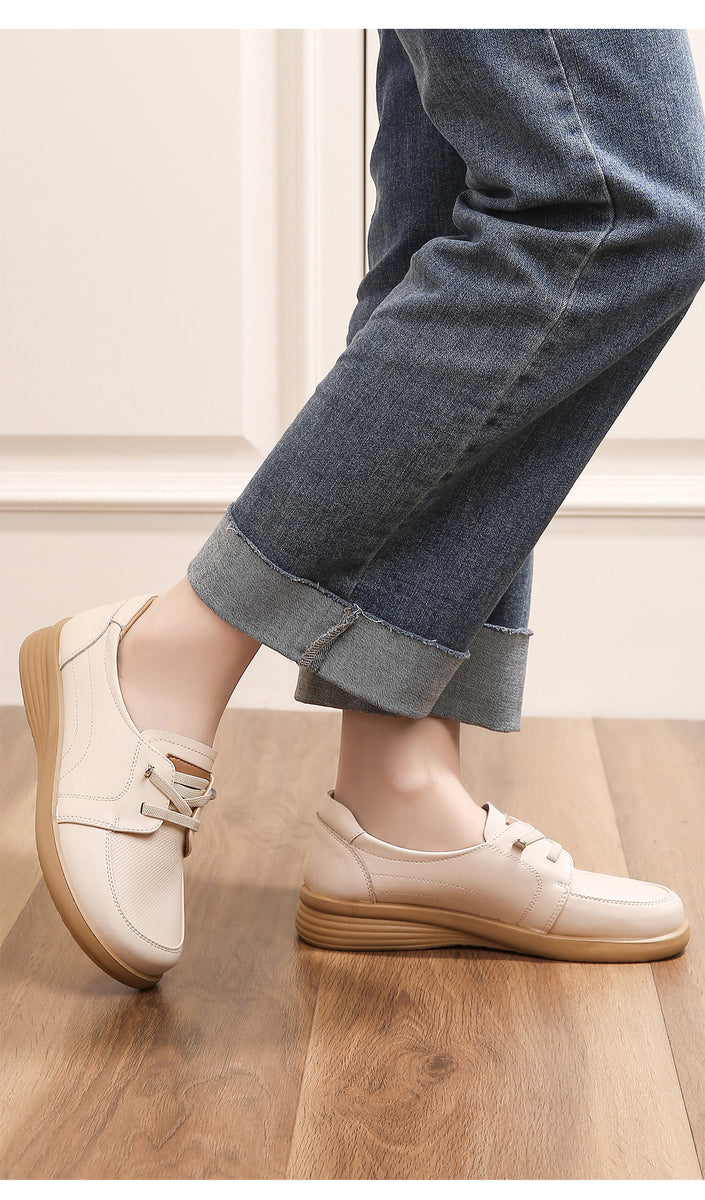 Leichte weiße Turnschuhe