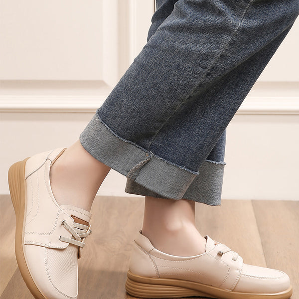 Leichte weiße Turnschuhe