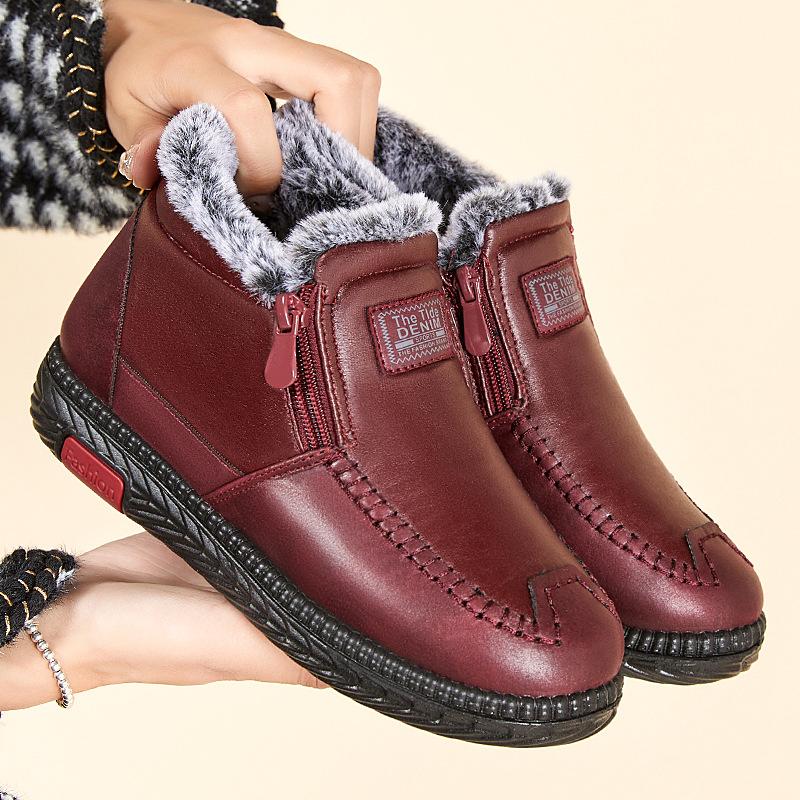 Neue warme, dick mit Wolle gefütterte Schuhe.